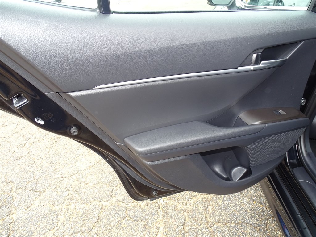 Toyota Camry Hybrid SE Nightshade CVT (Natl) 2023