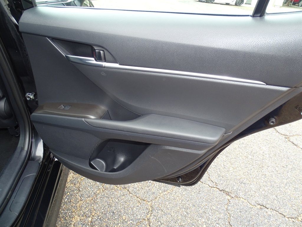 Toyota Camry Hybrid SE Nightshade CVT (Natl) 2023