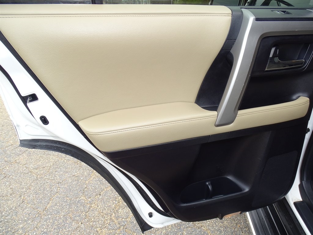 Toyota 4Runner RWD 4dr V6 SR5 Premium (Natl) 2015