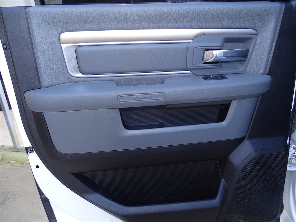 RAM 2500 SLT 4x4 Crew Cab 6'4" Box 2017