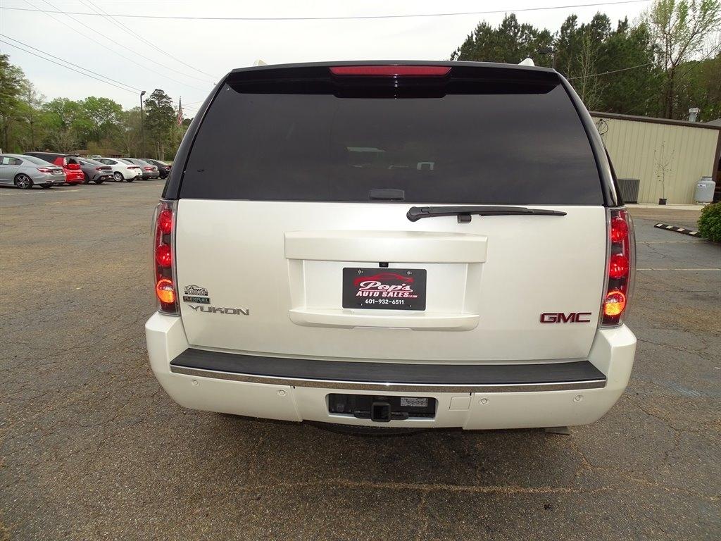 GMC Yukon 2WD 4dr 1500 Denali 2011