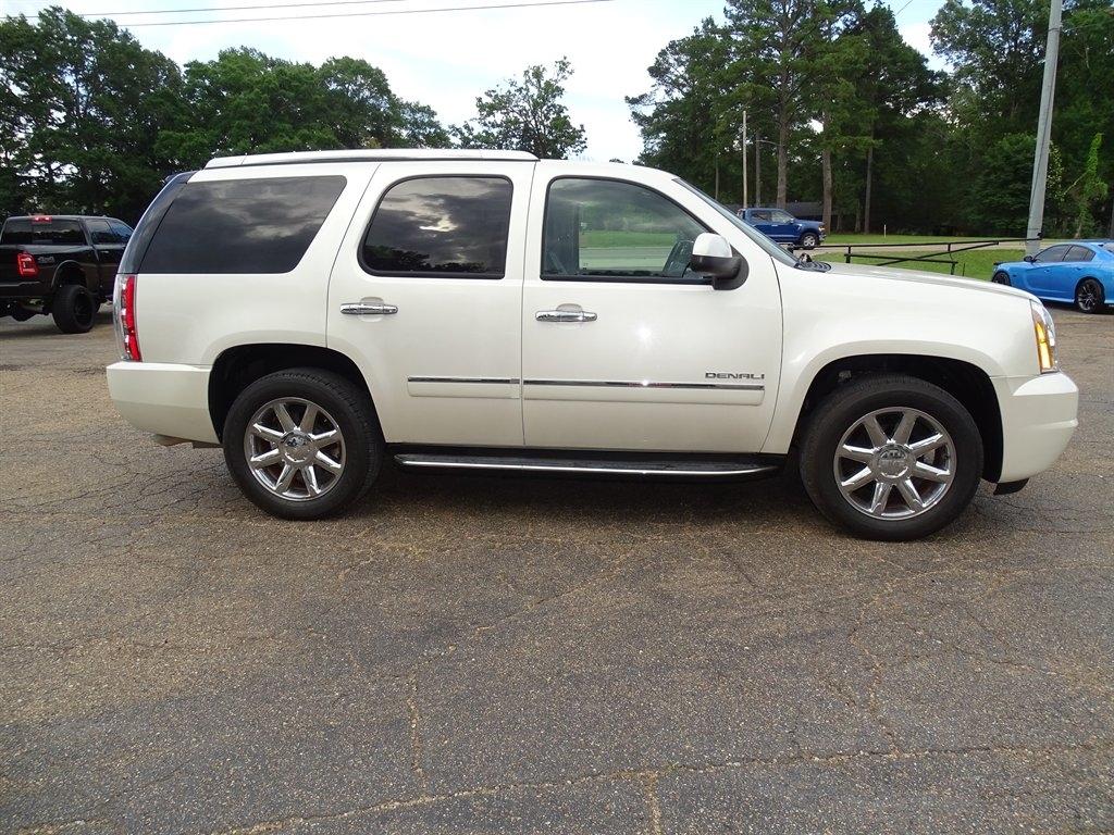 GMC Yukon 2WD 4dr 1500 Denali 2011