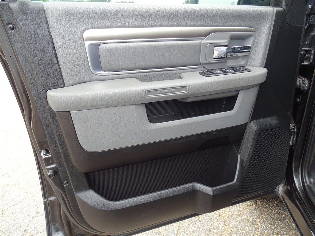 RAM 1500 Lone Star 4x4 Crew Cab 5'7" Box 2017