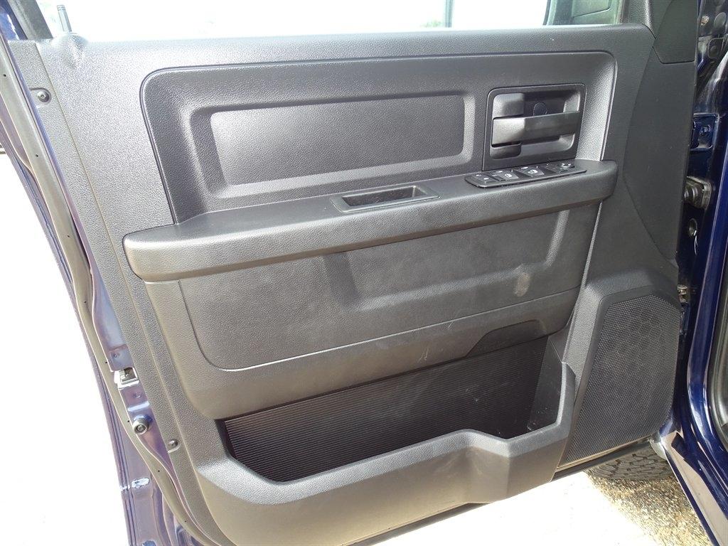 RAM 1500 4WD Crew Cab 140.5" Express 2014