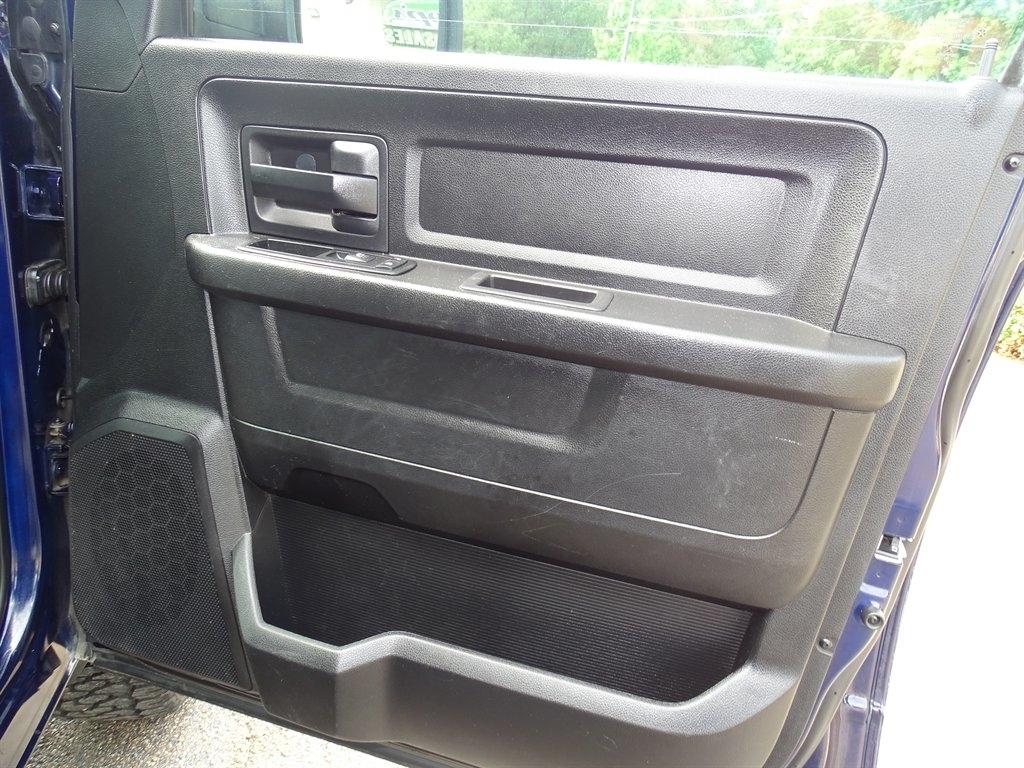 RAM 1500 4WD Crew Cab 140.5" Express 2014