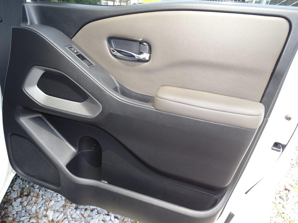 Nissan Frontier SV Crew Cab 4WD 2023