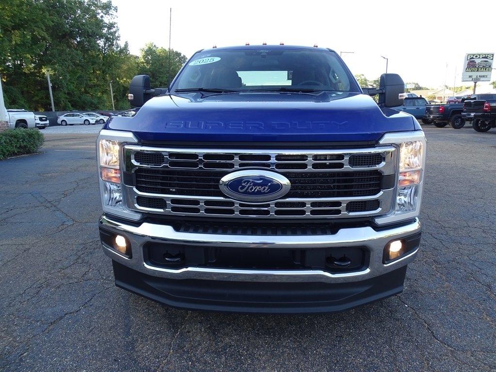 Ford F-350 SD XLT Crew Cab Long Bed DRW 4WD 2026