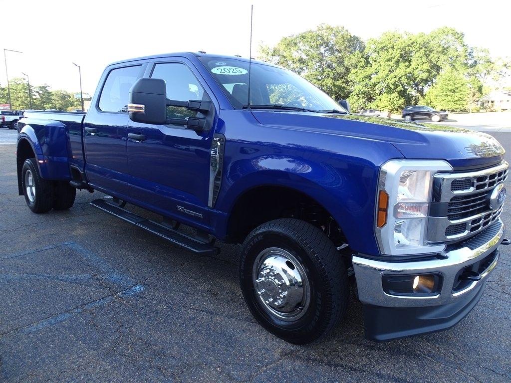 Ford F-350 SD XLT Crew Cab Long Bed DRW 4WD 2026