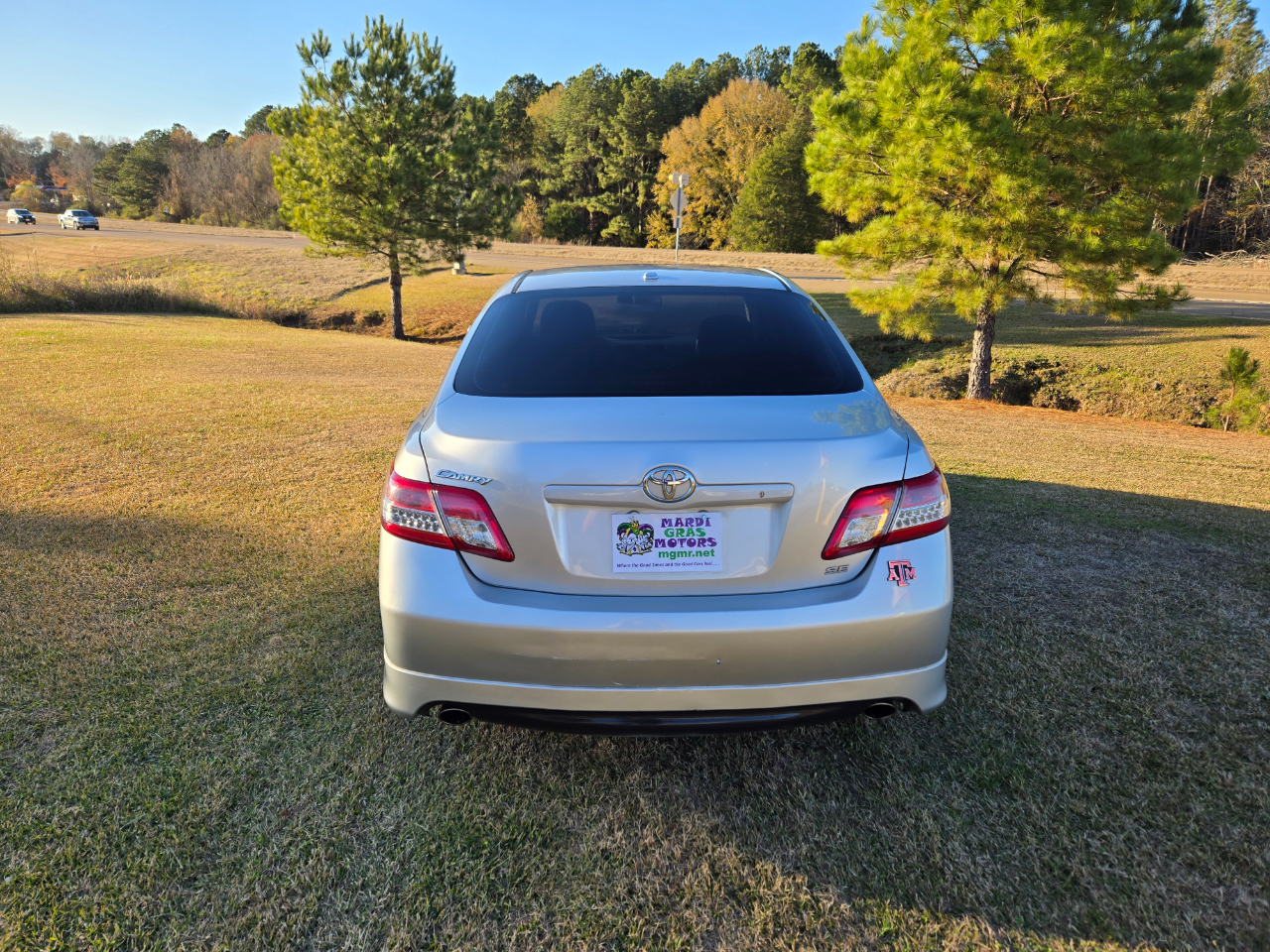 Toyota Camry SE 6-Spd AT 2011