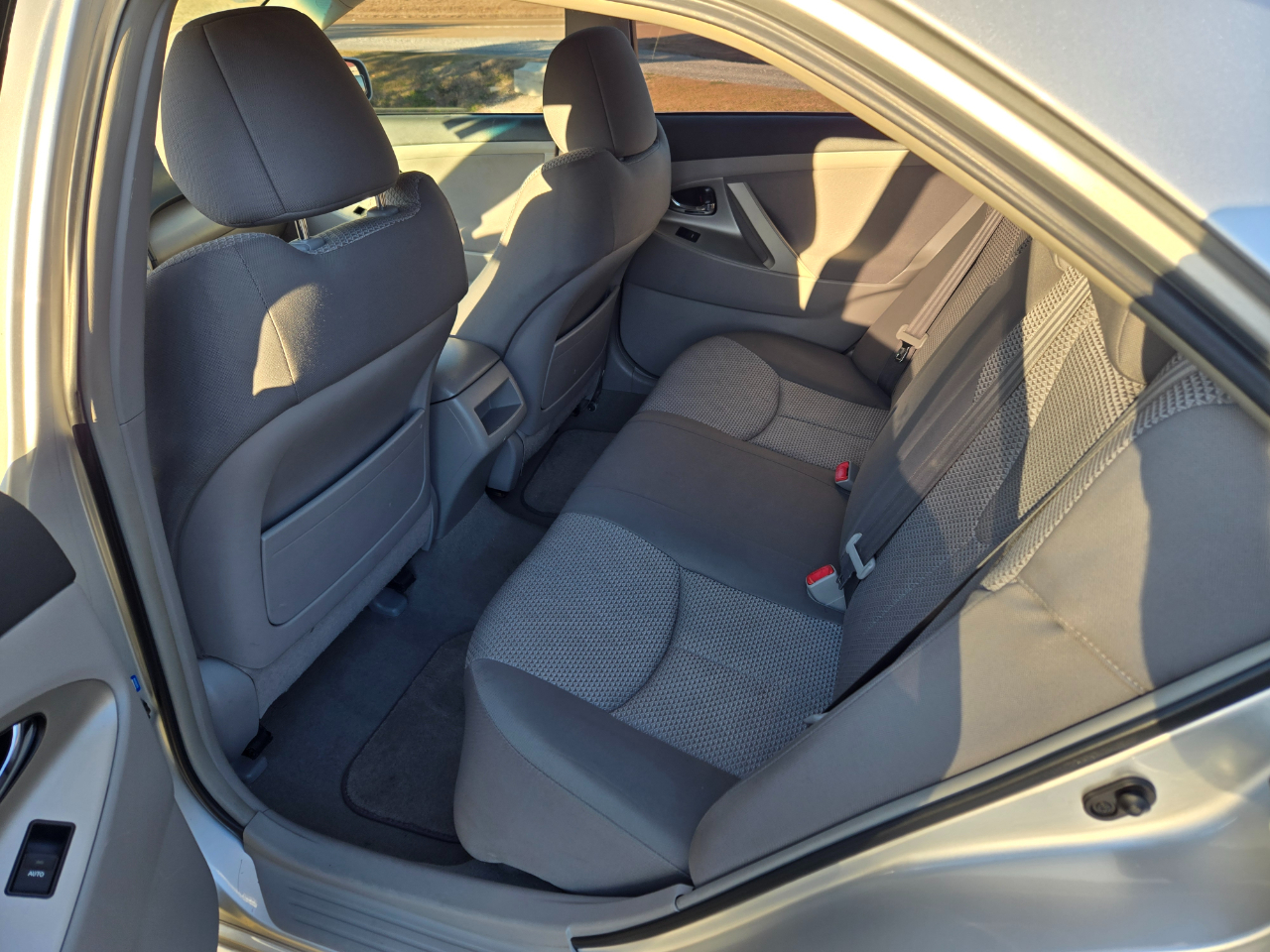 Toyota Camry SE 6-Spd AT 2011