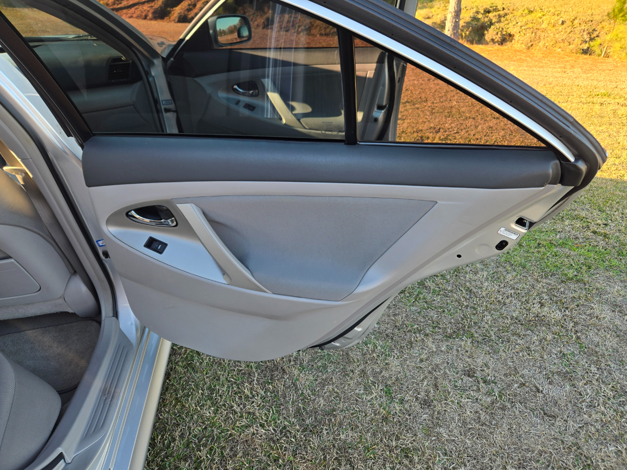 Toyota Camry SE 6-Spd AT 2011