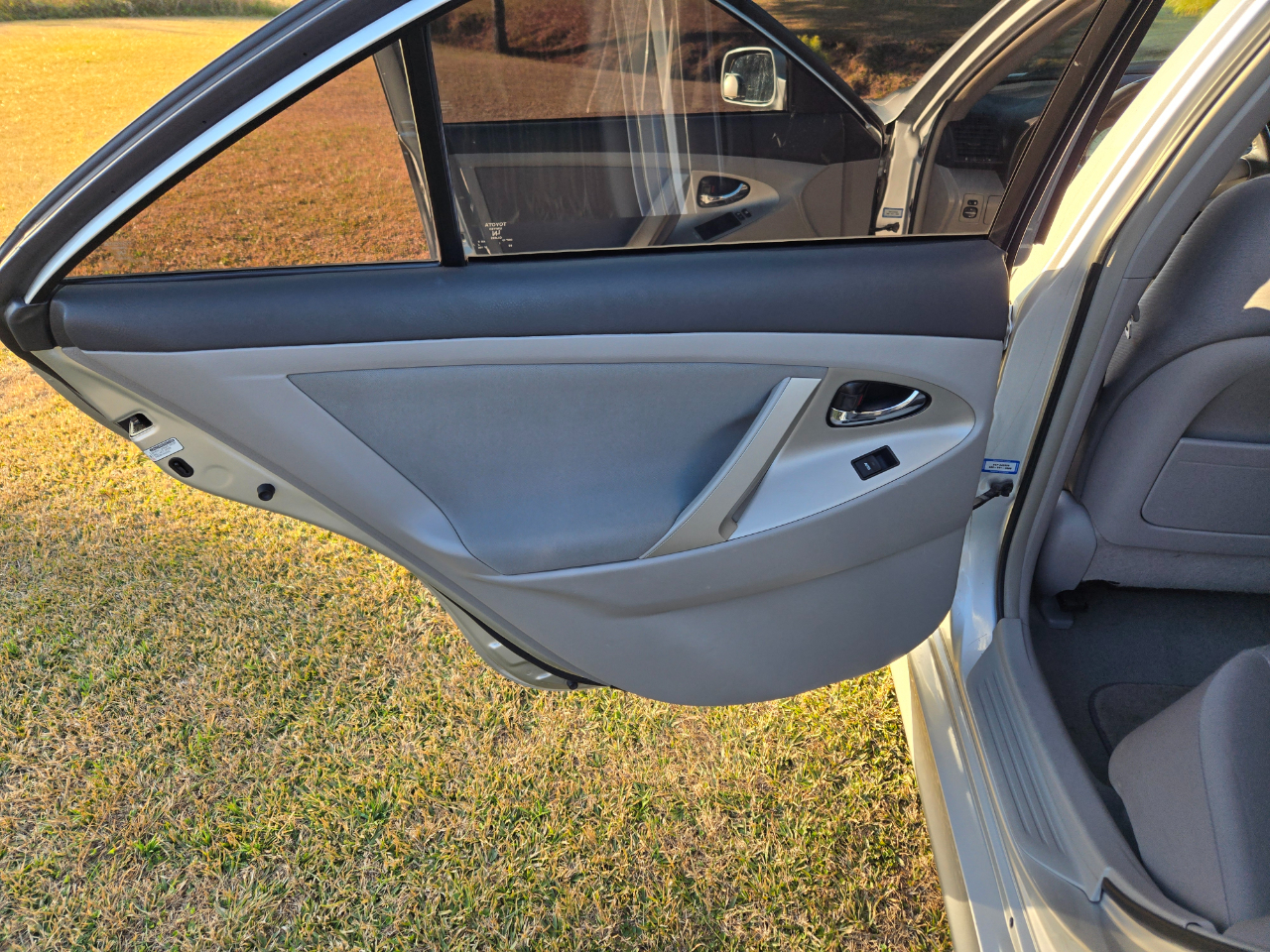 Toyota Camry SE 6-Spd AT 2011