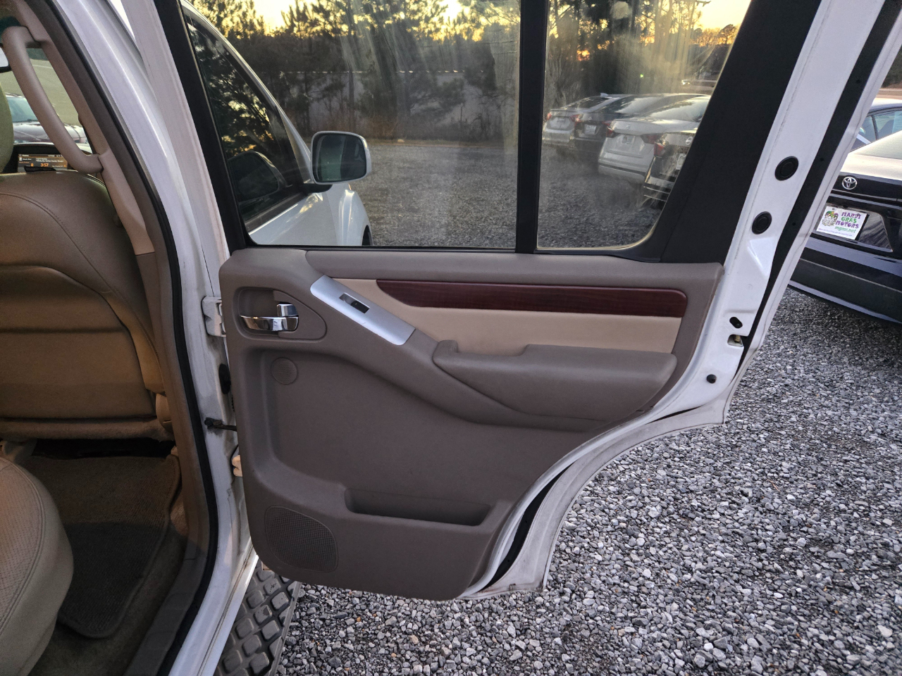 Nissan Pathfinder LE 2WD 2011