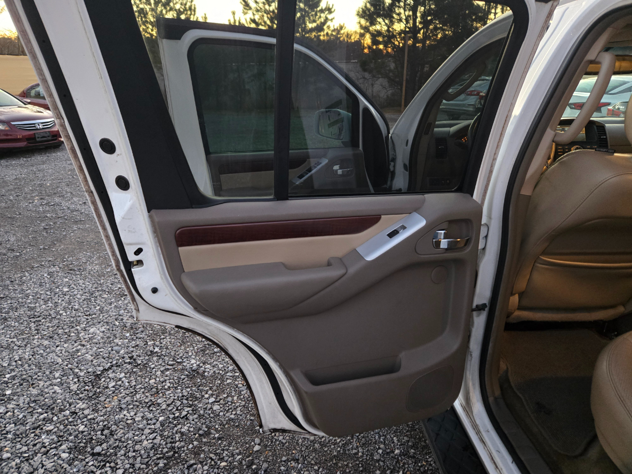 Nissan Pathfinder LE 2WD 2011