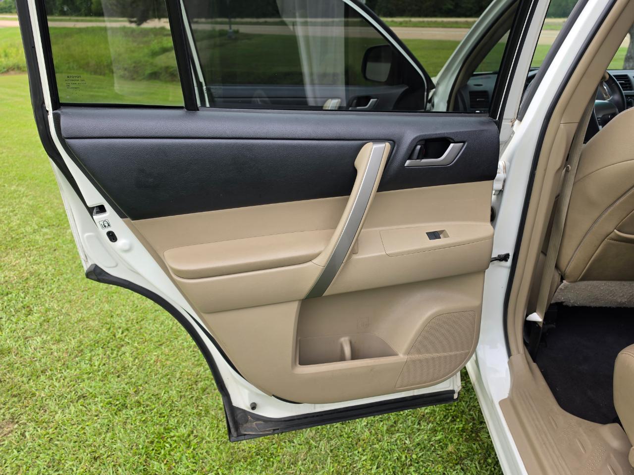 Toyota Highlander SE FWD V6 2013