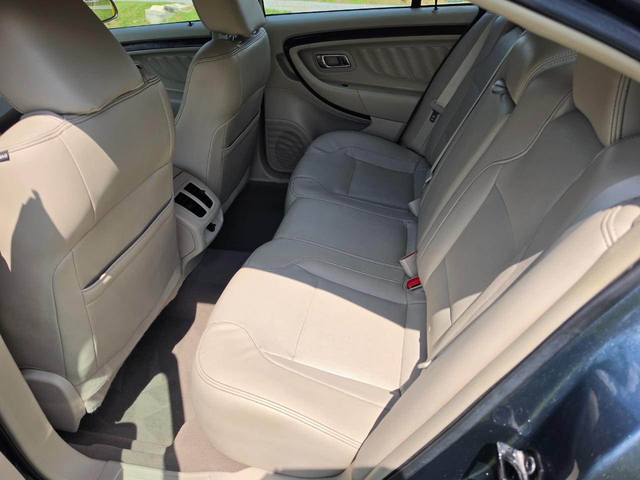 Ford Taurus Limited FWD 2010