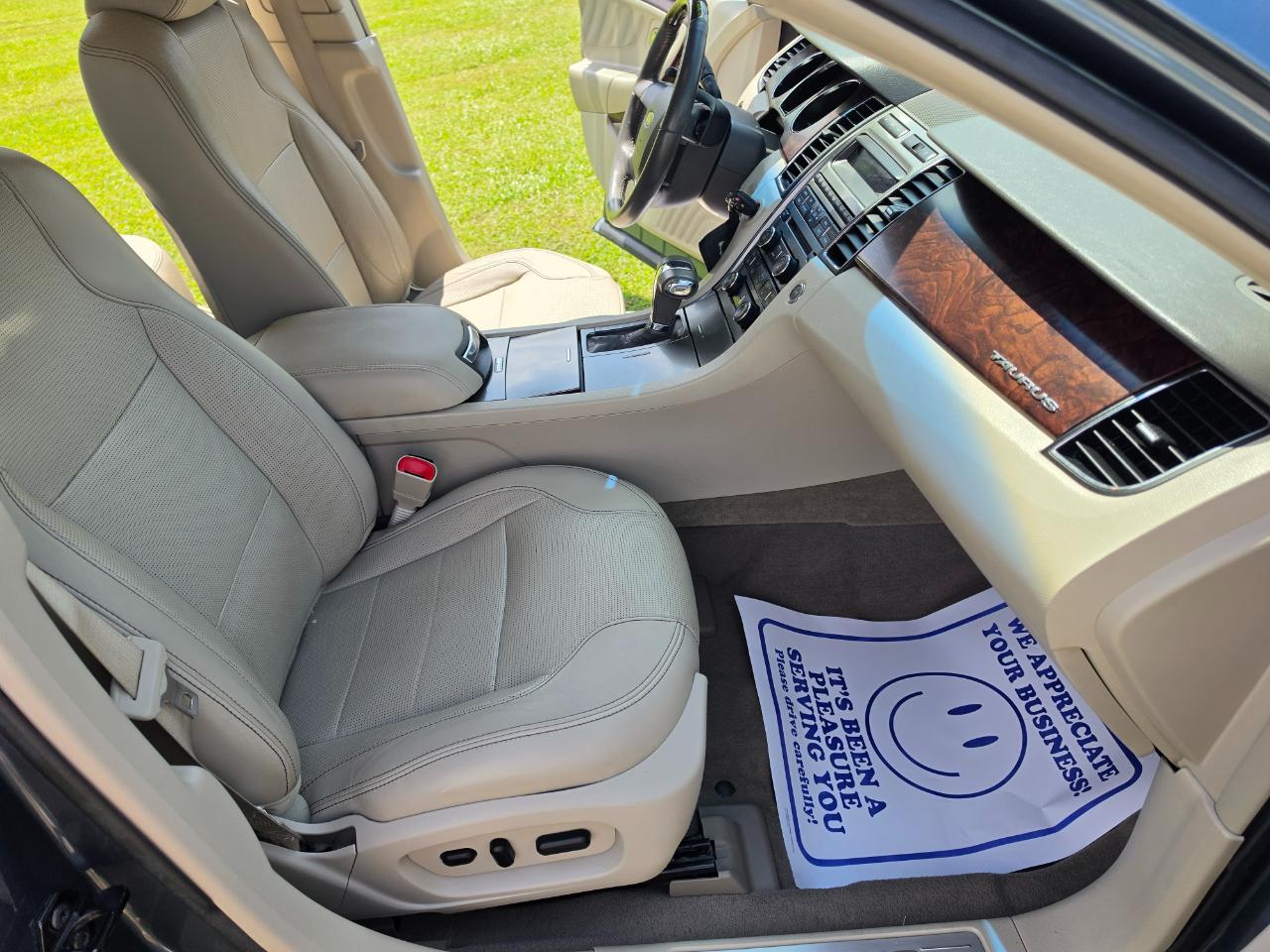 Ford Taurus Limited FWD 2010