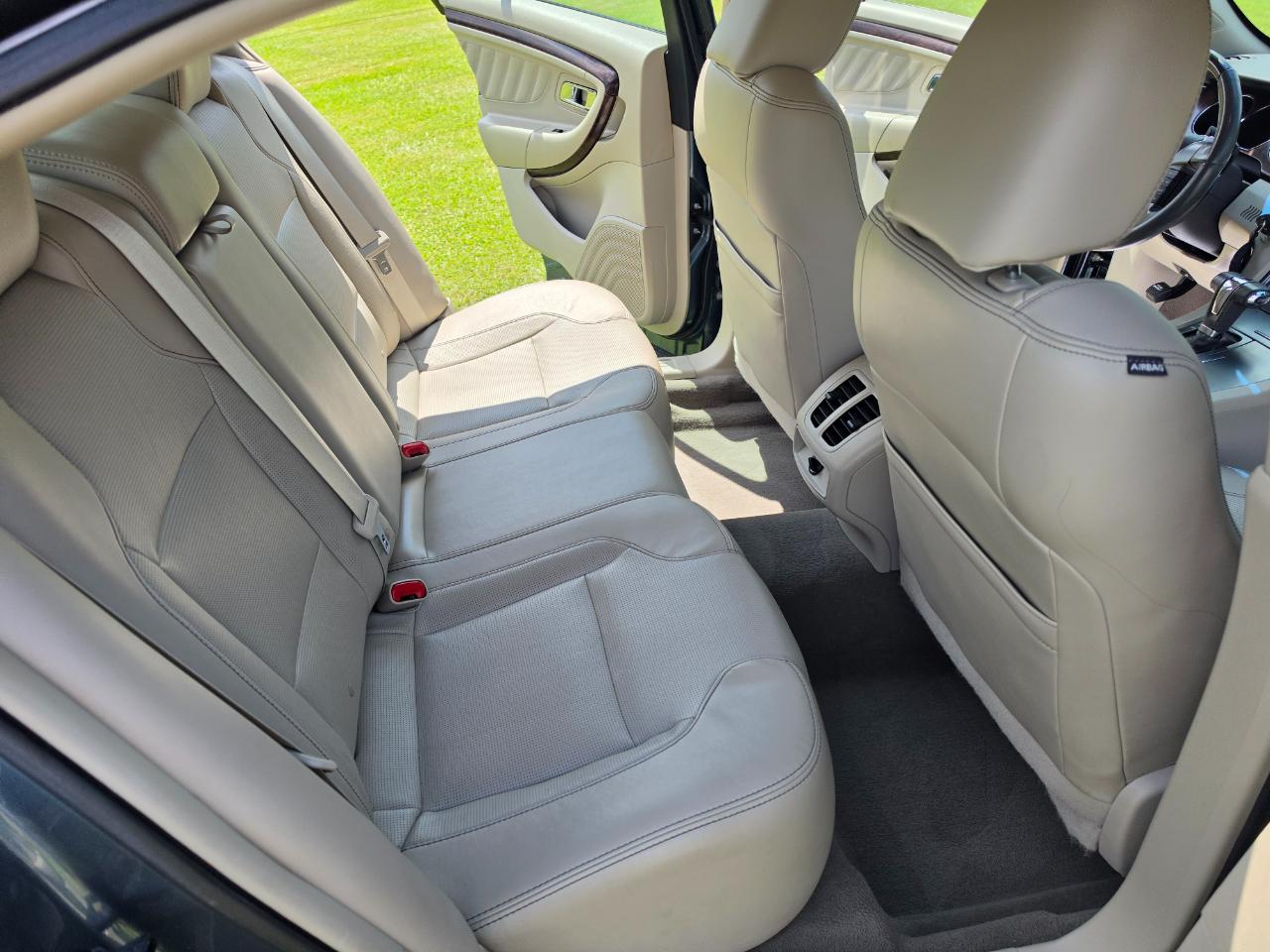 Ford Taurus Limited FWD 2010