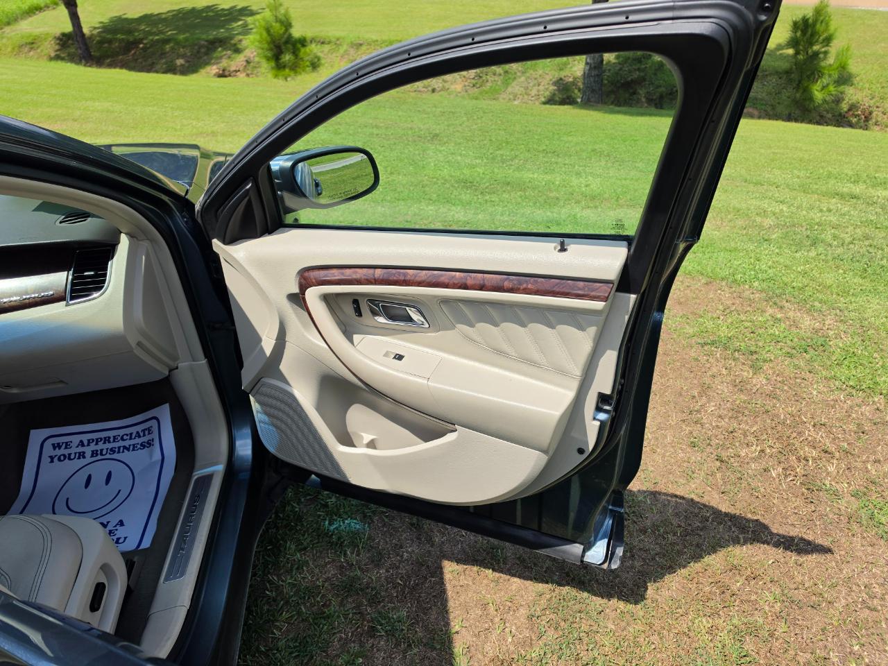 Ford Taurus Limited FWD 2010