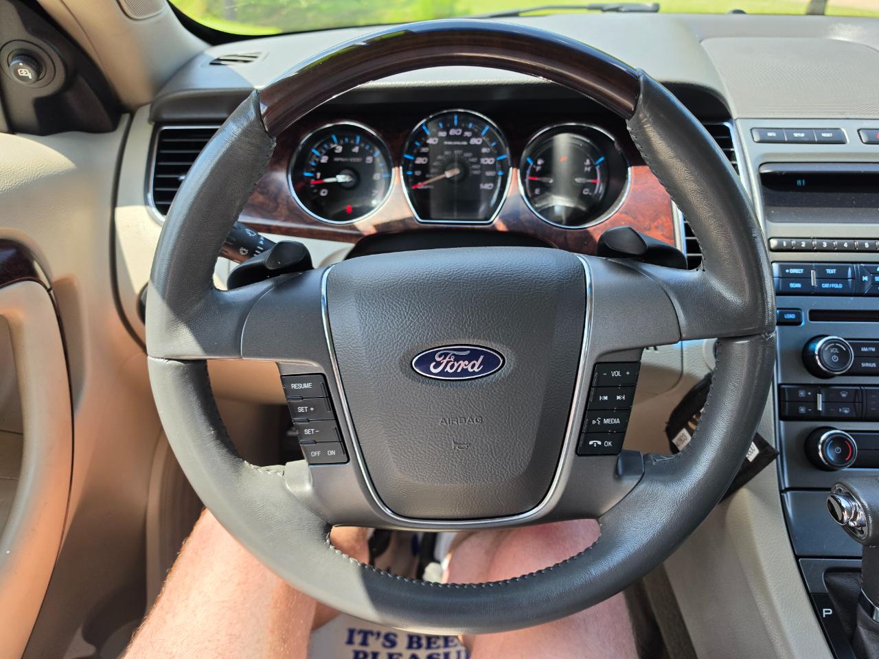 Ford Taurus Limited FWD 2010