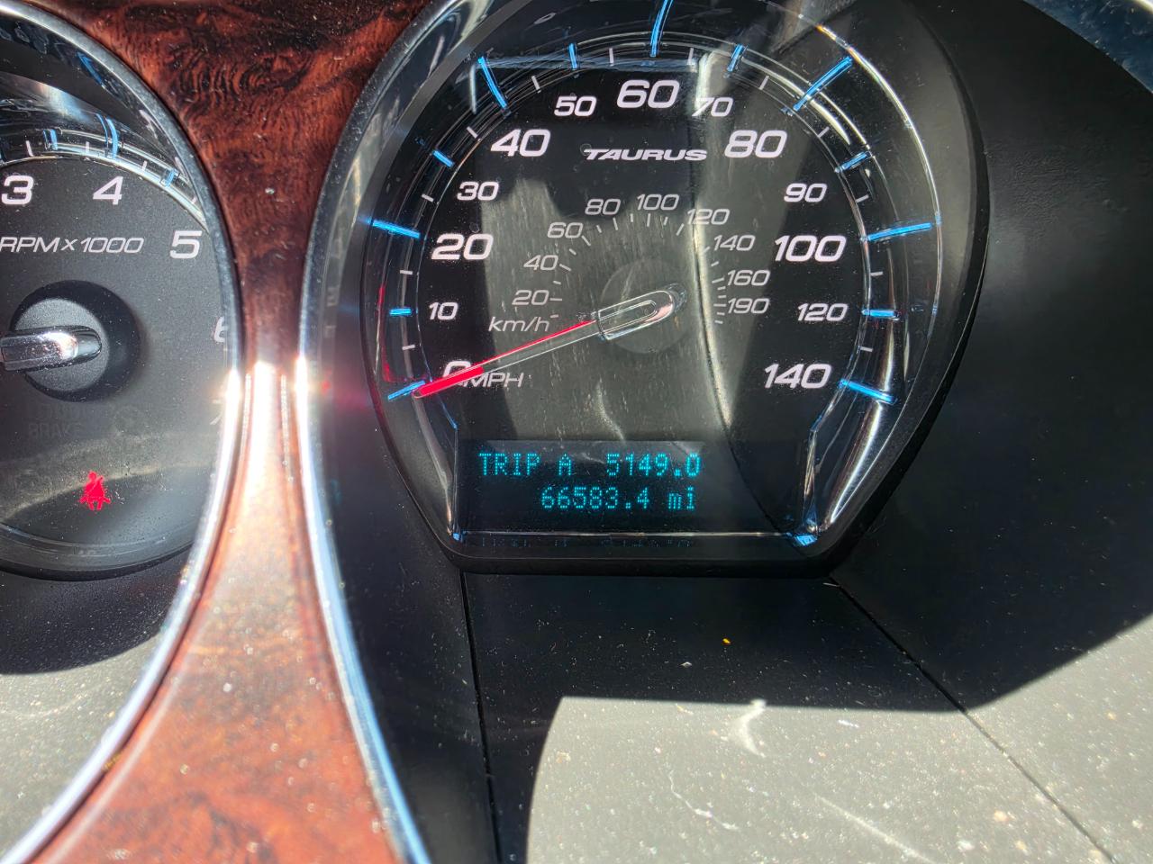 Ford Taurus Limited FWD 2010