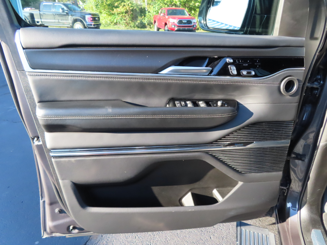 2024 Jeep Grand Wagoneer L II photo 21