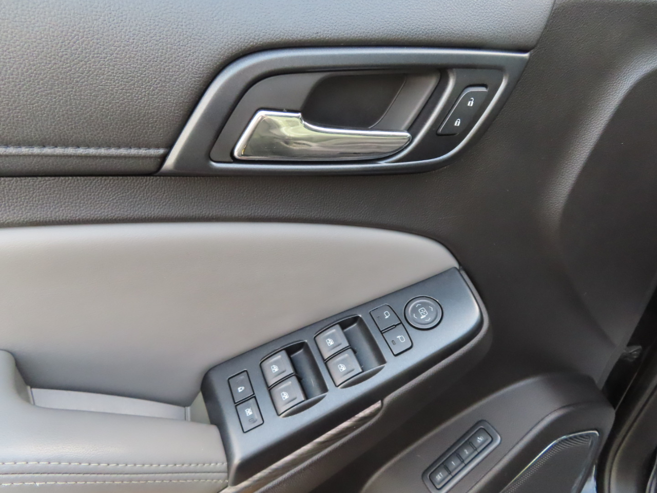 Chevrolet Tahoe 4WD 4dr LT 2015