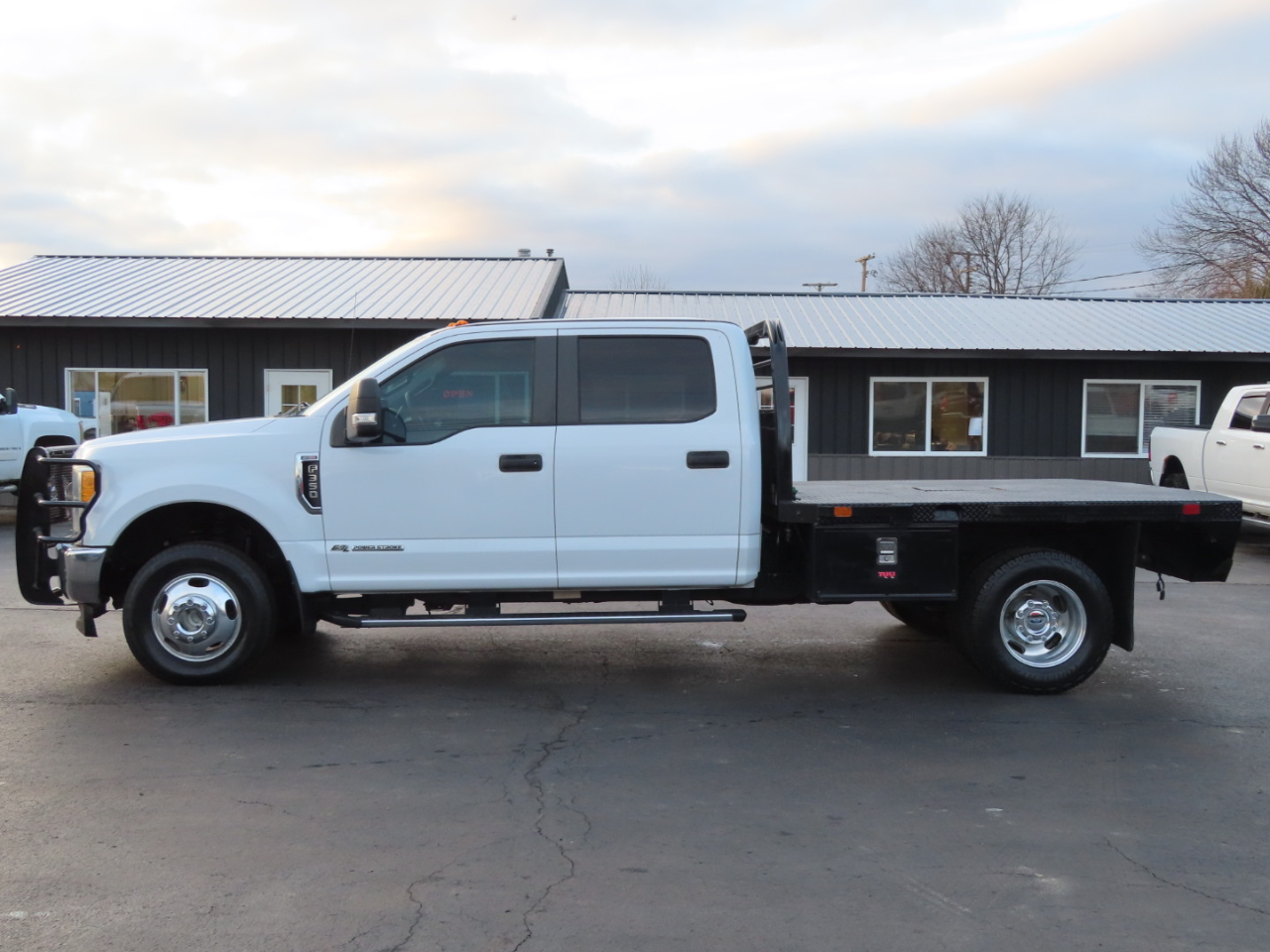 Ford Super Duty F-350 DRW XL 4WD Crew Cab 8' Box 2017
