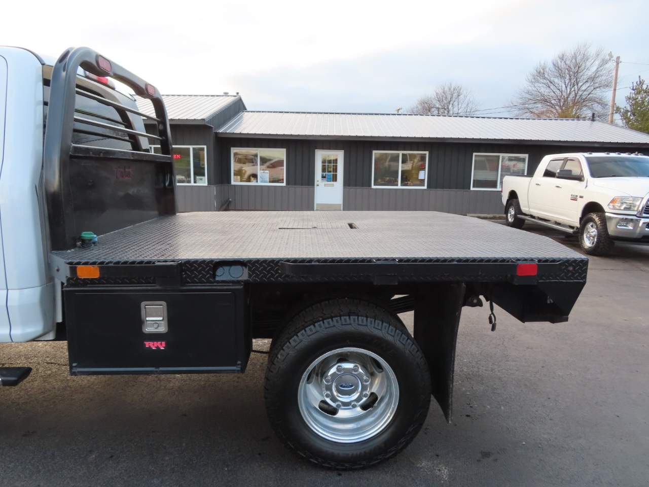 Ford Super Duty F-350 DRW XL 4WD Crew Cab 8' Box 2017