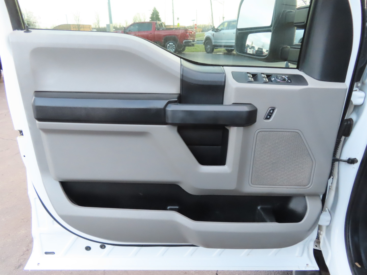 Ford Super Duty F-350 DRW XL 4WD Crew Cab 8' Box 2017