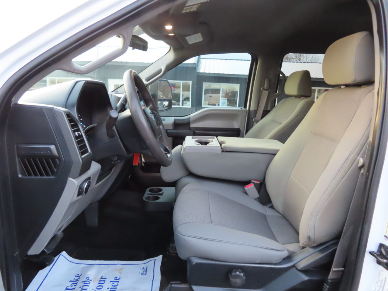 Ford Super Duty F-350 DRW XL 4WD Crew Cab 8' Box 2017