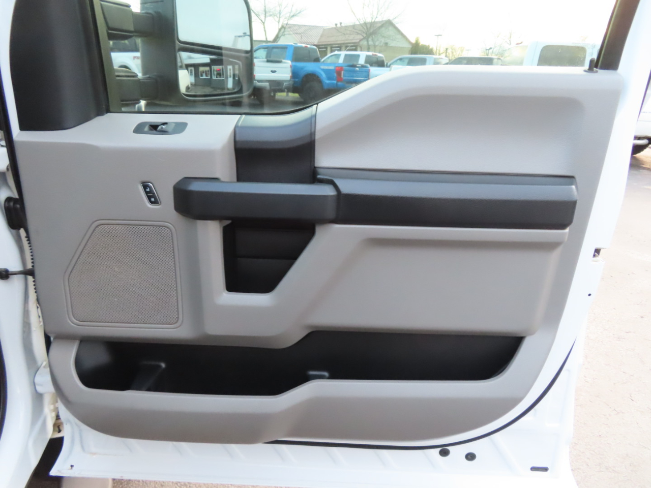 Ford Super Duty F-350 DRW XL 4WD Crew Cab 8' Box 2017