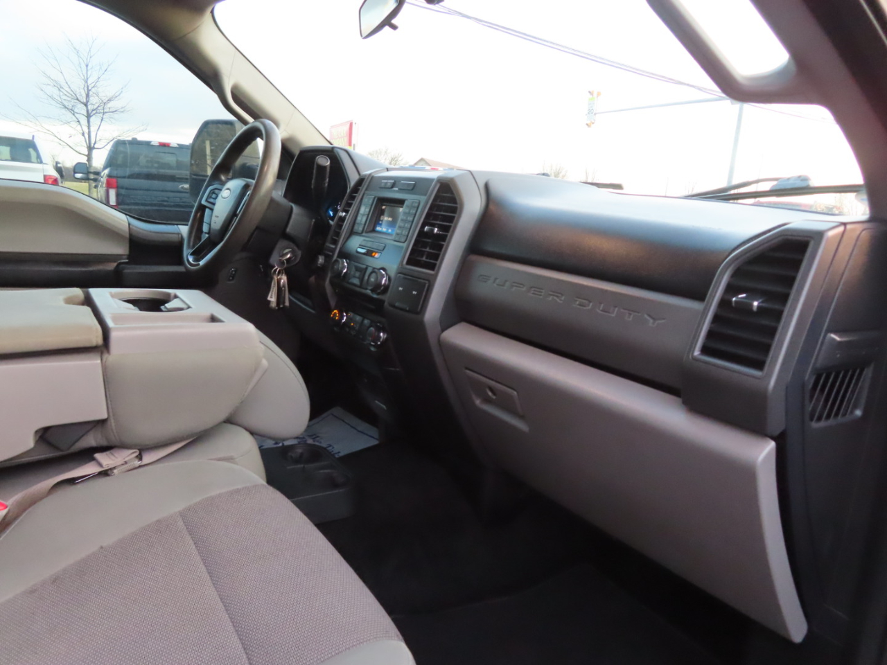 Ford Super Duty F-350 DRW XL 4WD Crew Cab 8' Box 2017