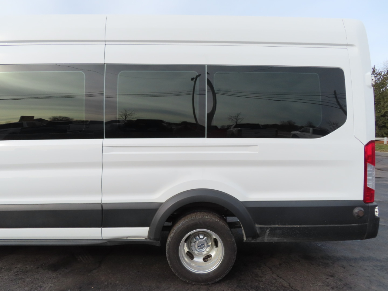 Ford Transit Passenger Wagon T-350 HD 148" EL High Roof XLT DRW RWD 2020