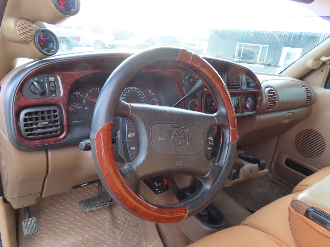 Dodge Ram 2500 4dr Quad Cab 139" WB HD 4WD 1999