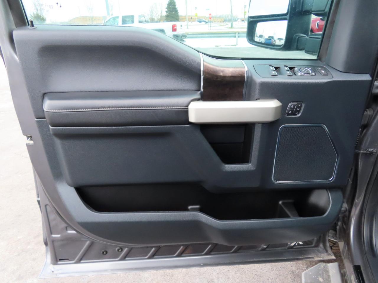 Ford Super Duty F-250 SRW Lariat 4WD Crew Cab 8' Box 2022