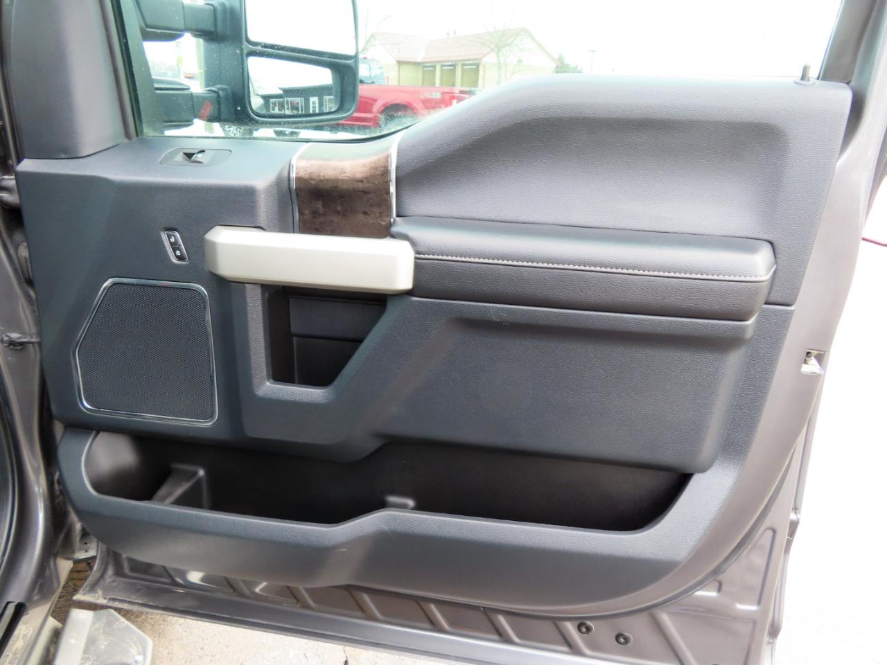 Ford Super Duty F-250 SRW Lariat 4WD Crew Cab 8' Box 2022