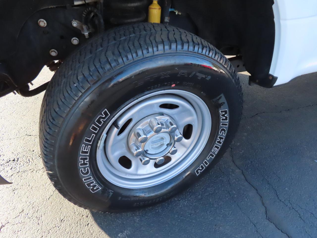 Ford Super Duty F-250 SRW XL 4WD Crew Cab 8' Box 2017