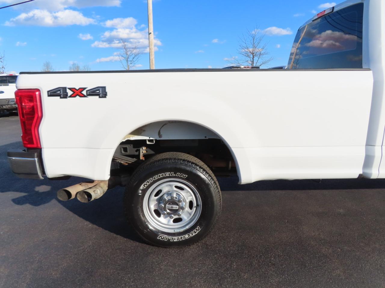 Ford Super Duty F-250 SRW XL 4WD Crew Cab 8' Box 2017