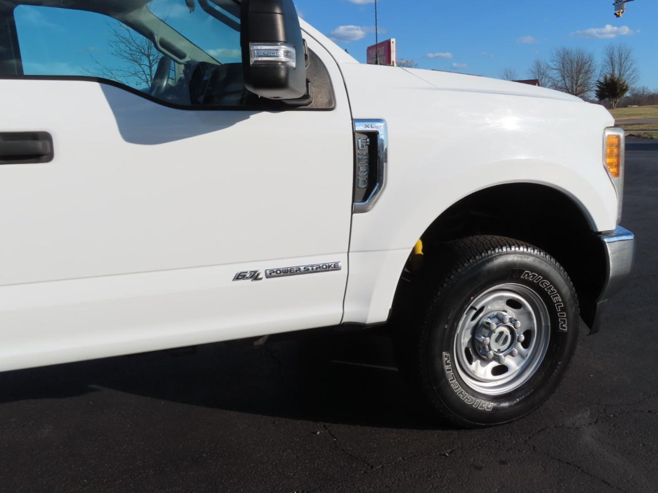 Ford Super Duty F-250 SRW XL 4WD Crew Cab 8' Box 2017