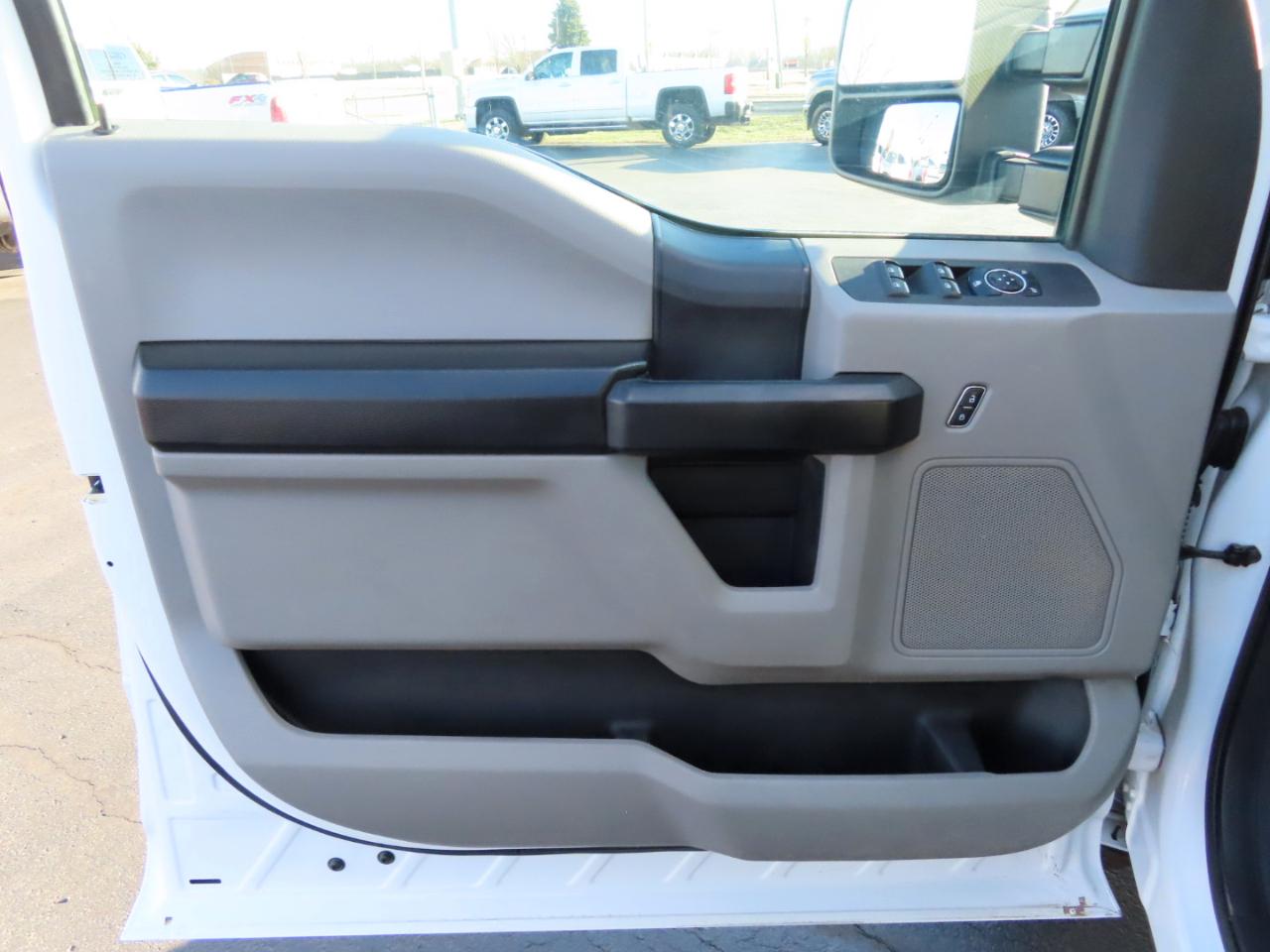 Ford Super Duty F-250 SRW XL 4WD Crew Cab 8' Box 2017