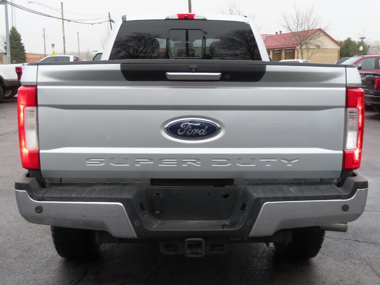 Ford Super Duty F-250 SRW Lariat 4WD Crew Cab 8' Box 2017