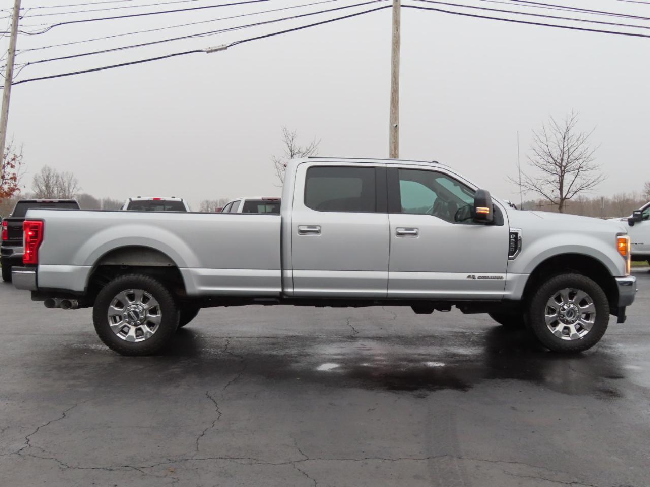 Ford Super Duty F-250 SRW Lariat 4WD Crew Cab 8' Box 2017