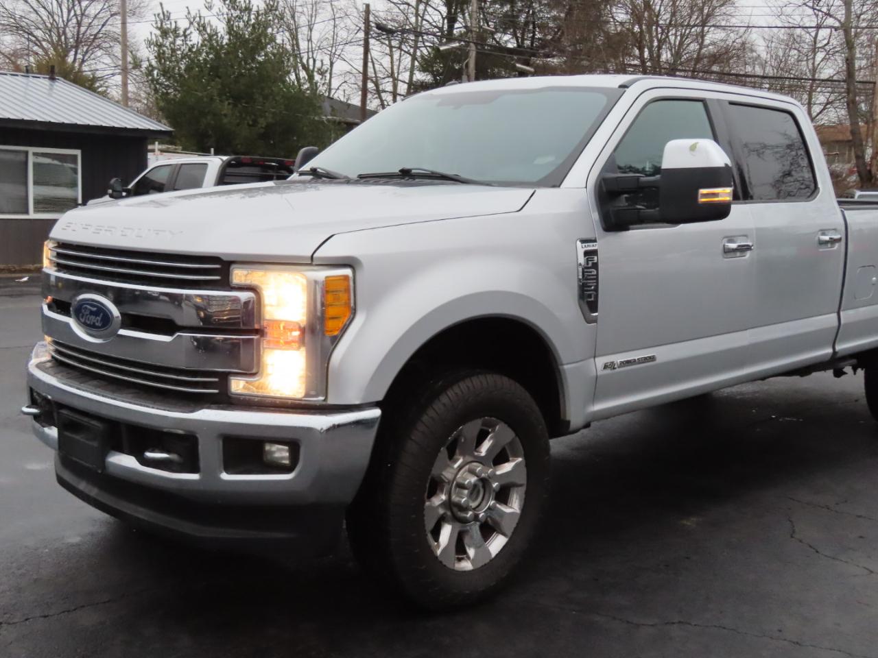 Ford Super Duty F-250 SRW Lariat 4WD Crew Cab 8' Box 2017