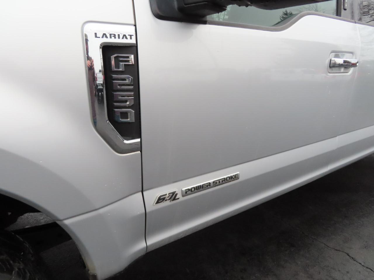 Ford Super Duty F-250 SRW Lariat 4WD Crew Cab 8' Box 2017