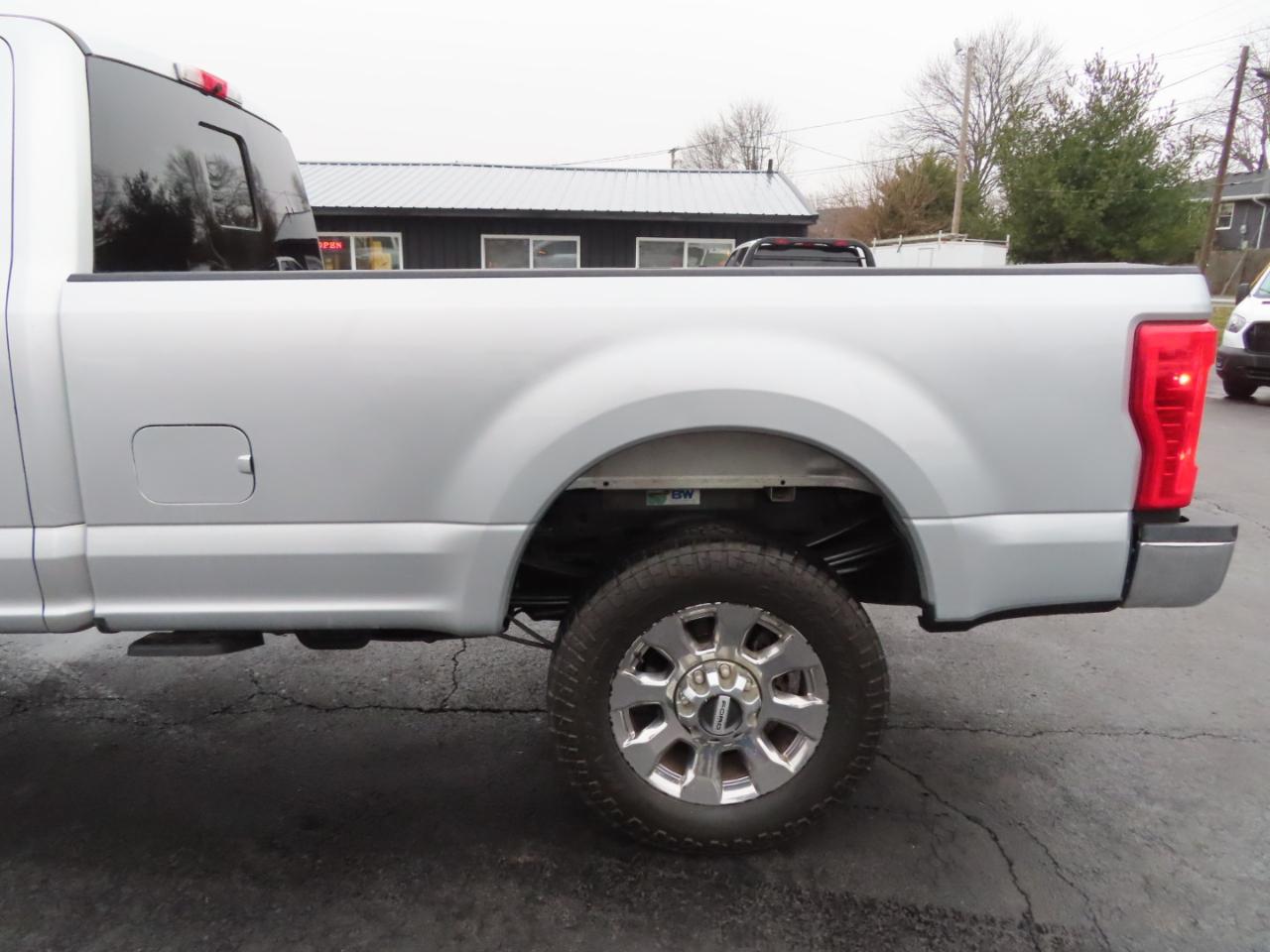 Ford Super Duty F-250 SRW Lariat 4WD Crew Cab 8' Box 2017