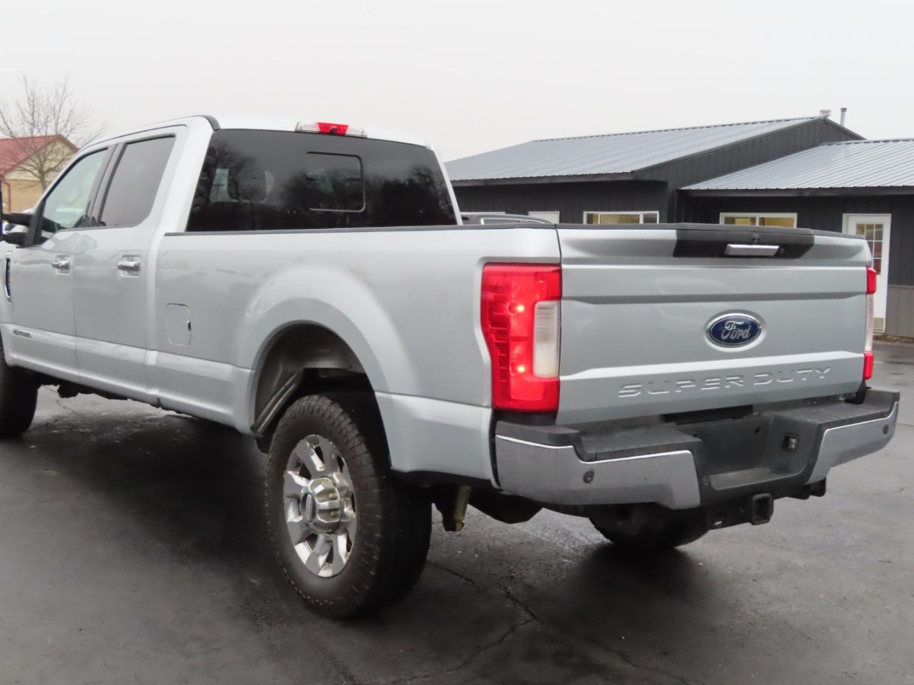 Ford Super Duty F-250 SRW Lariat 4WD Crew Cab 8' Box 2017