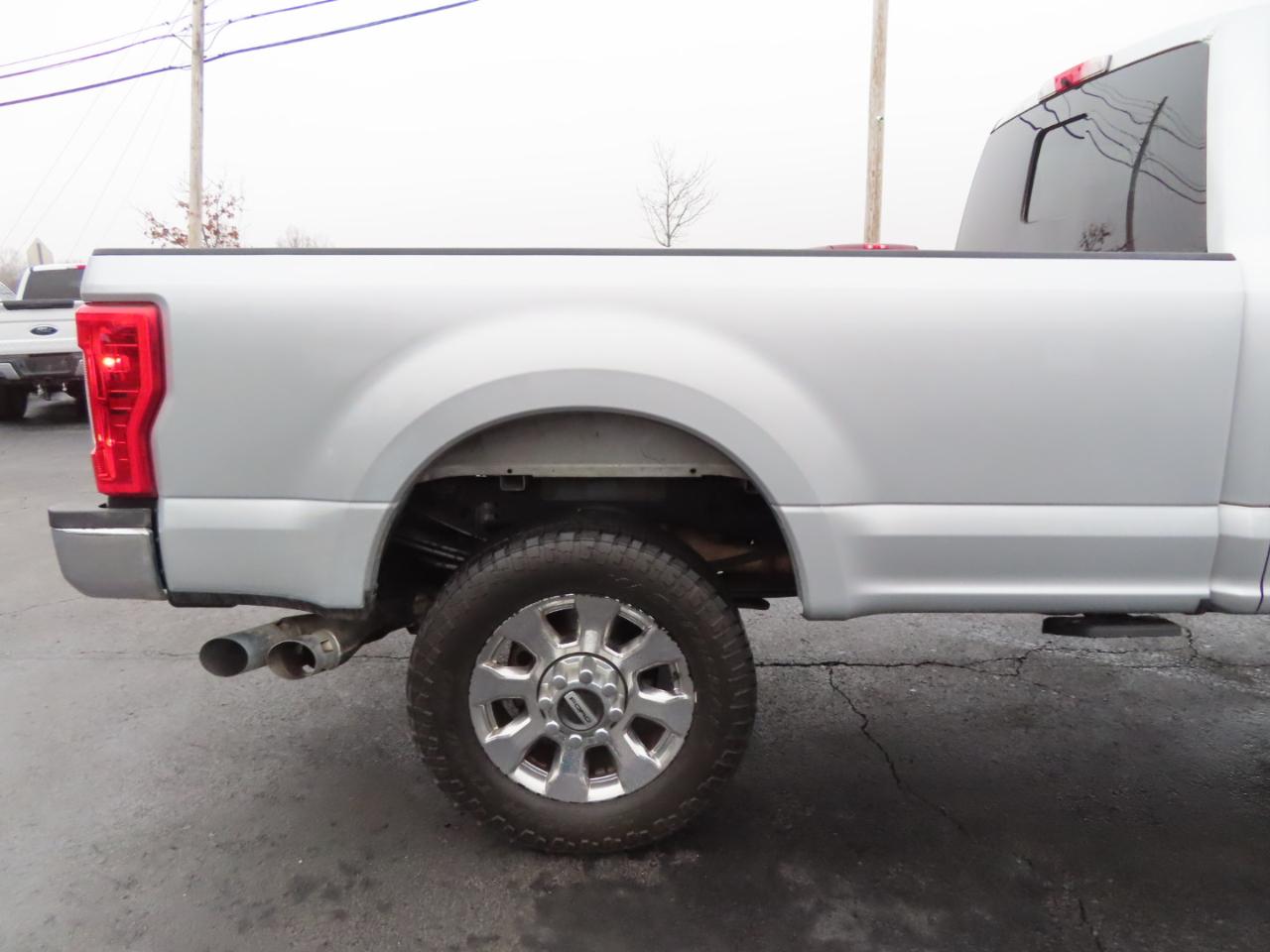 Ford Super Duty F-250 SRW Lariat 4WD Crew Cab 8' Box 2017