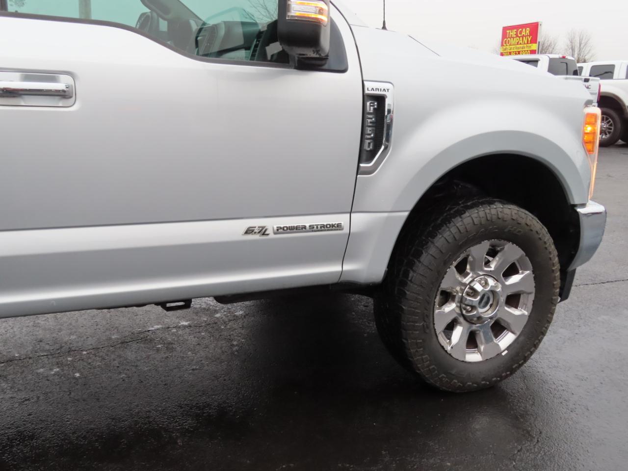 Ford Super Duty F-250 SRW Lariat 4WD Crew Cab 8' Box 2017