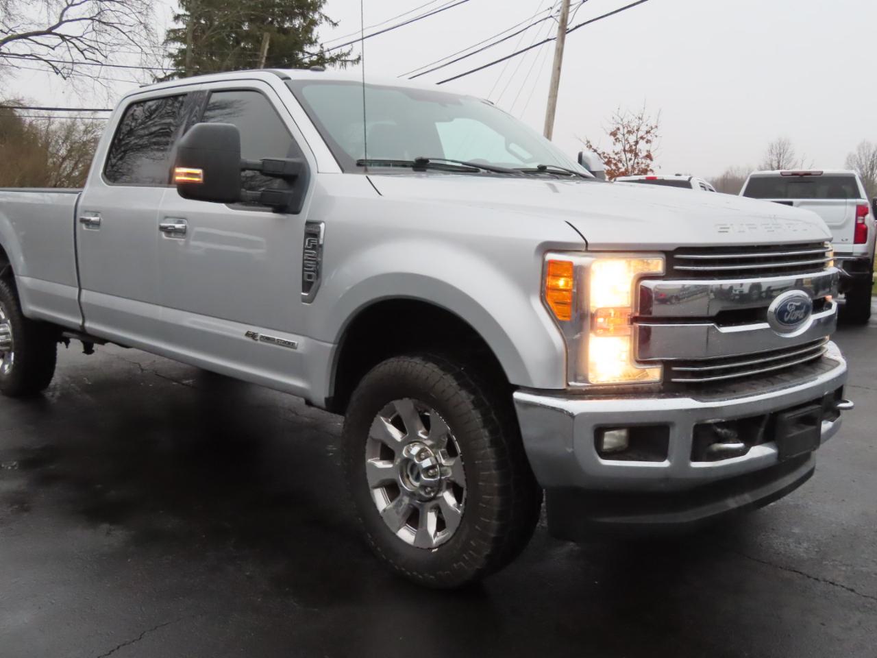 Ford Super Duty F-250 SRW Lariat 4WD Crew Cab 8' Box 2017